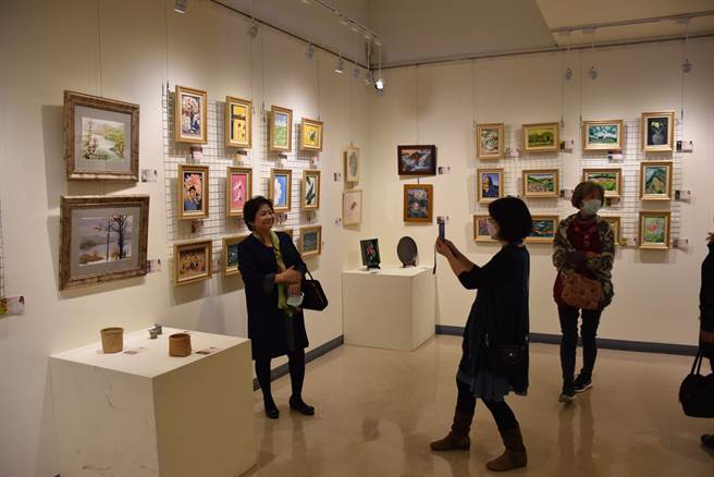 苗栗县施情画意公益活动，13日上午在县府文观局艺廊展开，共有338件作品参展。（谢明俊摄）