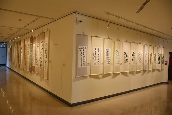 苗栗县施情画意公益活动，13日上午在县府文观局艺廊展开，共有338件作品参展。（谢明俊摄）