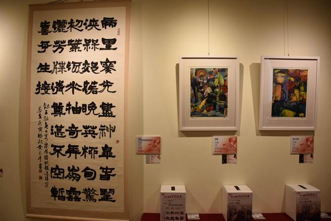 苗栗县施情画意公益活动，有3件竞标作品由民眾自由投标。（谢明俊摄）