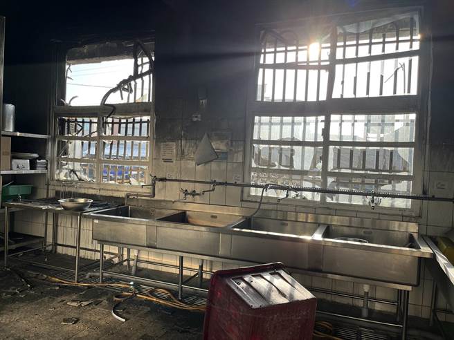 嘉义县东石乡塭港国小厨房被熏黑了。（嘉义县政府提供／廖素慧嘉县传真）