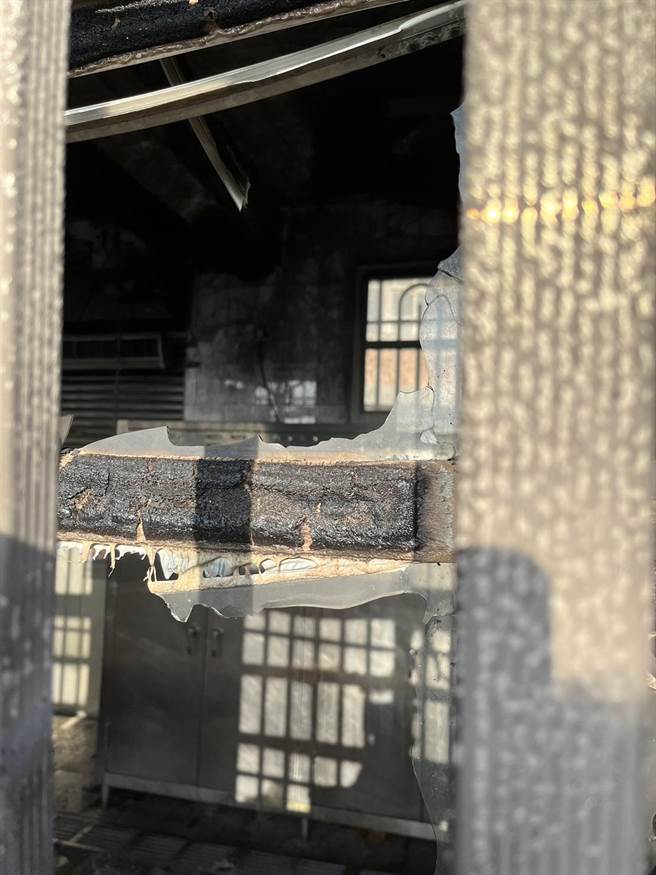 嘉义县东石乡塭港国小厨房被邻居失火波及，无法供餐。（嘉义县政府提供／廖素慧嘉县传真）