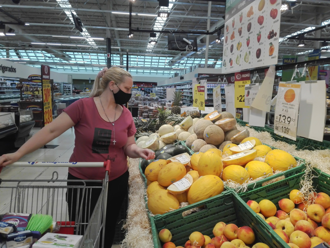 拉丁美洲第3大经济体阿根廷是世界上通膨率最高的国家之一，对大多数阿根廷人来说，去超市买菜实在令人沮丧。（示意图/ shutterstock）