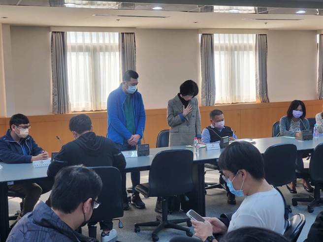 英代外语负责人吴冠仪(右方站起者)称对不起社会大眾，却不提相关赔偿方案。(魏筠提供／吕筱蝉桃园传真)