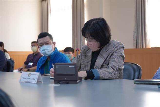 英代外语负责人吴冠仪(右)称对不起社会大眾，却不提相关赔偿方案。(魏筠提供／吕筱蝉桃园传真)