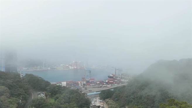 基隆港13日下午笼罩在浓雾之中，因能见度不足，基隆港务分公司宣布封港。（读者提供／张志康基隆传真）