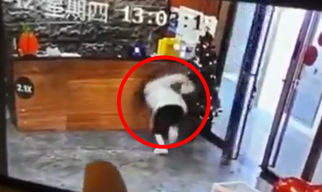 一段影片在网路上疯传，一名女客人走进店内时意外跌倒，在柜台的女员工赶紧起身上前关心，没想到衝出柜台时也「跟着跌倒」，2人相差不到5秒接连跌倒。（翻摄自脸书「爆废公社」）