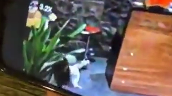 一段影片在网路上疯传，一名女客人走进店内时意外跌倒，在柜台的女员工赶紧起身上前关心，没想到衝出柜台时也「跟着跌倒」，2人相差不到5秒接连跌倒。（翻摄自脸书「爆废公社」）