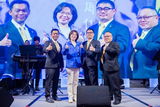 屏东市市长周佳琪（左2）和永庆房产集团加盟事业处总经理庄志成（右2），一起与永庆屏东区加盟同仁欢庆过去一年的亮眼成绩。(图/永庆房产集团提供)