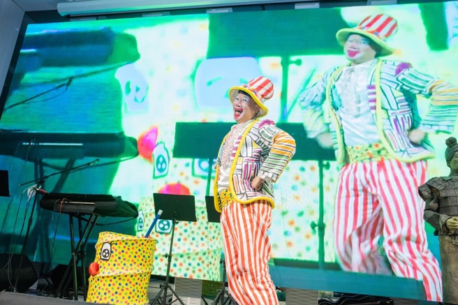 永庆屏东区加盟四品牌尾牙除了有丰盛餐点，还准备多种现场表演，与同仁同乐。(图/永庆房产集团提供)