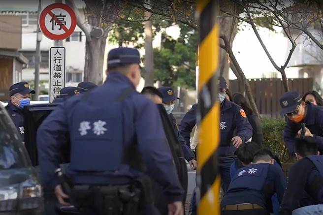 中市警二分局日前于台湾银行北台中分行进行防抢演练，并将演练成果以微电影呈现，由员警扮演网路爆红迷因人物串场，让影片增添趣味效果，盼唤起民眾对金融防抢之危机意识。（中市警二分局提供／潘虹恩台中传真）