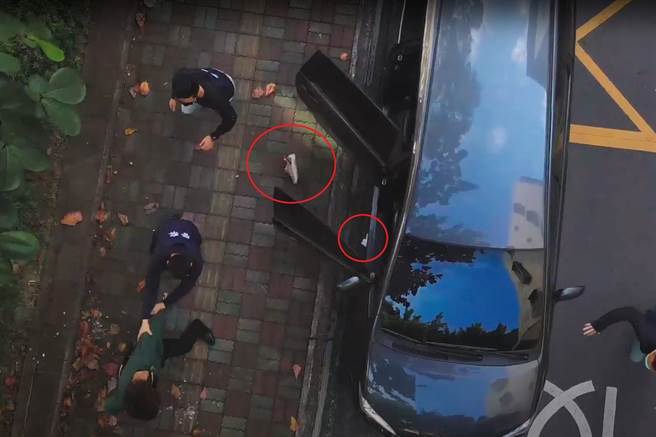 演练间还发生有趣的小插曲，1位执行逮捕演练的员警在模拟下车逮捕抢匪情境时，不顾脚上的鞋子掉了，仍不忘本身的任务，让他直呼「那是身体自然本能的反应」。（中市警二分局提供／潘虹恩台中传真）