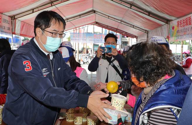 为照顾有急迫需要的弱势民眾，台南市中低收及中低加发补助金提前于14日入帐。(台南市社会局提供／曹婷婷台南传真)