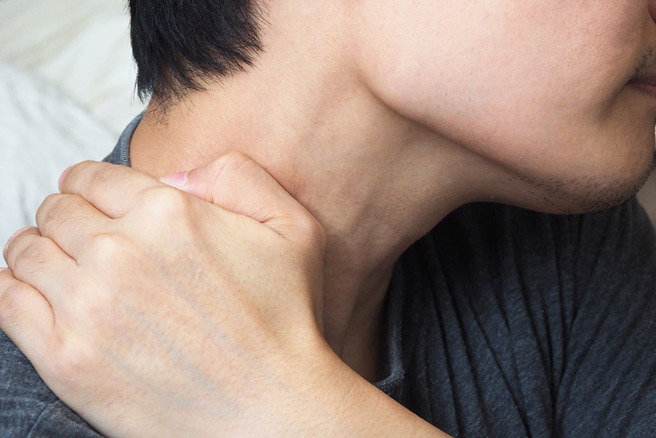 男子因為轉頭太快，下秒竟扯斷頸動脈。（示意圖／達志影像）