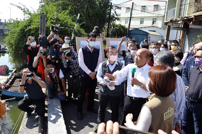 行政院长苏贞昌13日南下屏东新园乡、视察盐埔渔港一带淹水改善工程进度。（谢佳潾摄）