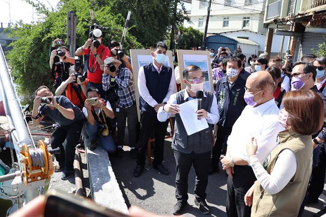 行政院长苏贞昌13日南下屏东新园乡、视察盐埔渔港一带淹水改善工程进度。（谢佳潾摄）