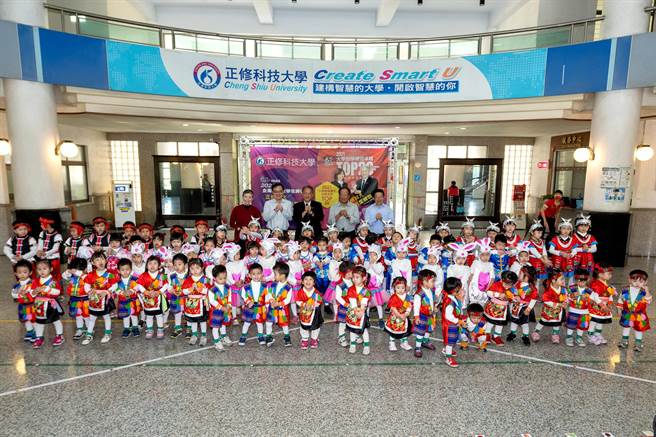 正修科大今天充满浓浓的年味！附设幼儿园小朋友春节前夕，「金兔报喜──金兔、银兔、福兔，祝福大团拜」活动登场。(正修科大提供／林雅惠传真)