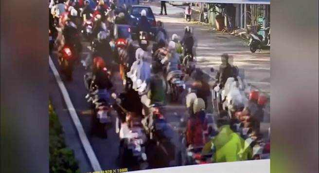 事故发生当下，一度造成慢车道回堵。（翻摄照片／崔正纲高雄传真）