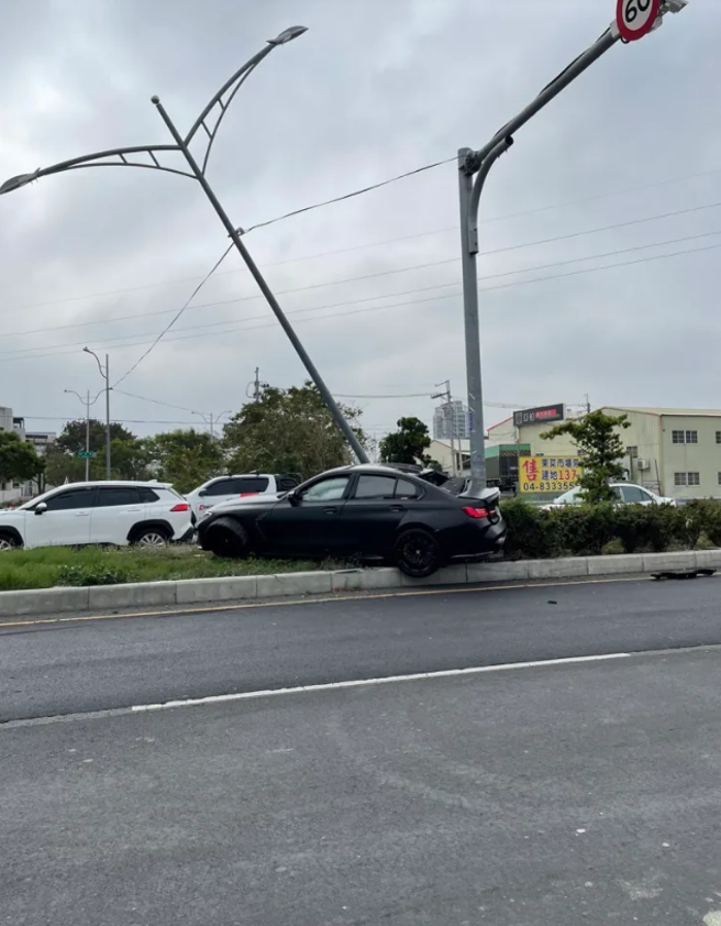 BMW M3失控自撞、轮胎变形，该车挂牌上路甚至不到10天，61岁女车主事后澄清当时开车的不是她，而是「修车厂员工」。（翻摄画面）