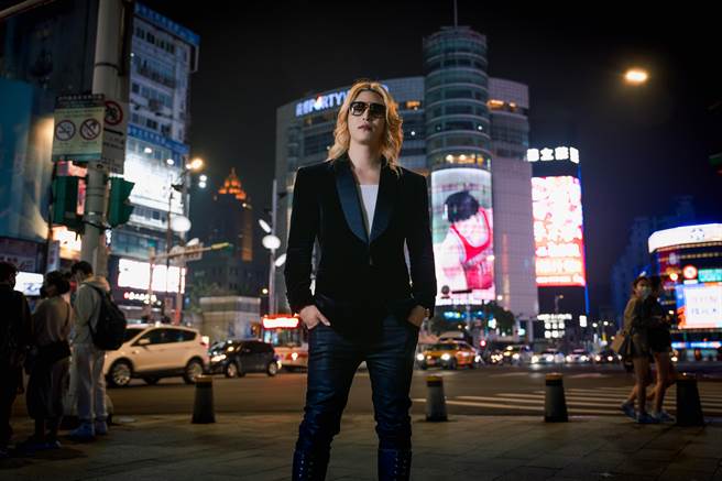 罗兰为了课程推广，特地到西门町6号出口、万年大楼十字路口、昆明电影街拍摄形象照。（PressPlay Academy提供）