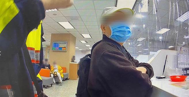 松山警分局民有派出所员警赶赴现场，成功拦阻张翁被骗。(翻摄照片／林郁平台北传真）