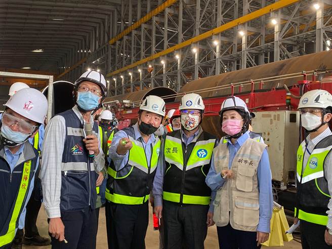 劳动部次长王尚志（右三）、台中市副市长王育敏（右二）今天率队到台中港西码头风电产业专区稽查。（张亦惠摄）