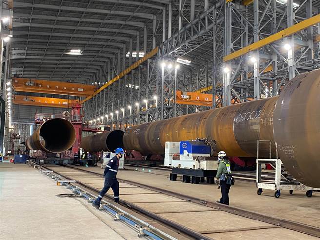 离岸风机供应链相关产品超大、超重，若稍有不慎就会造成人员伤亡。（张亦惠摄）