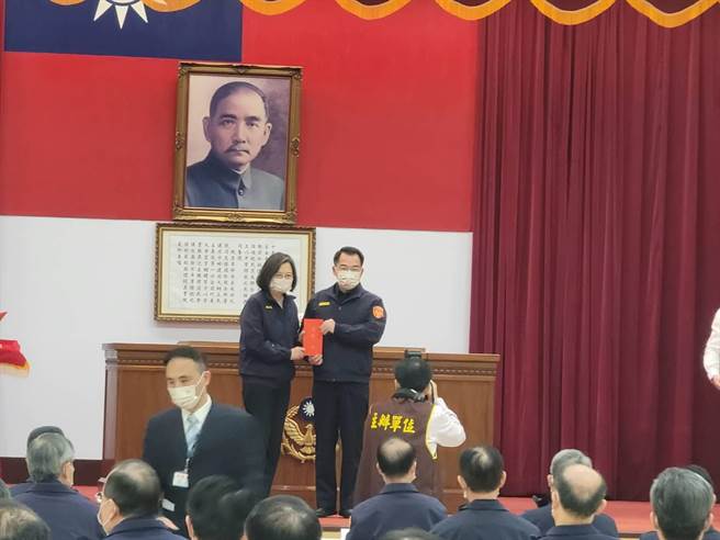 总统蔡英文颁发奖励金给各警察机构。(林郁平摄)