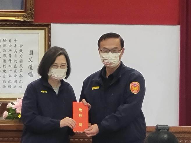 总统蔡英文颁发奖励金给各警察机构。(林郁平摄)