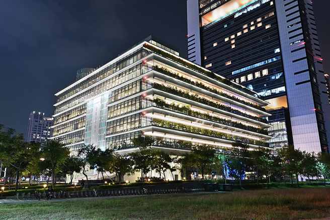 高市圖邀請設計師賴雨農所率領的十聿照明設計公司，進行總館頂樓燈光調整，以暖白色、低調、間接而高雅的燈光作為主要光源。(攝影/Carter)
