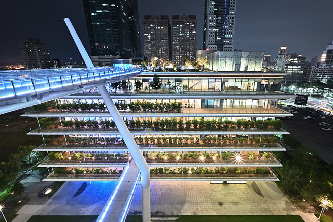 圖書館與共構的獨立書店「承風青鳥」、承億酒店，透過高架天橋銜接。(攝影/Carter)