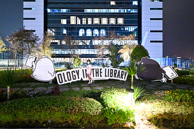 在設計師巧妙安排下，自然綠意與光影投射完美交融呼應，帶給民眾獨一無二的燈光藝術體驗。(攝影/Carter)