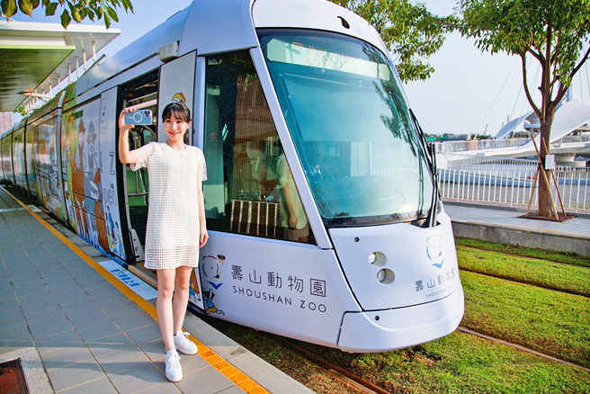 「动物明星号」轻轨彩绘列车进站，可爱造型受到民眾的喜爱，纷纷拿起相机合影。(摄影/Carter)