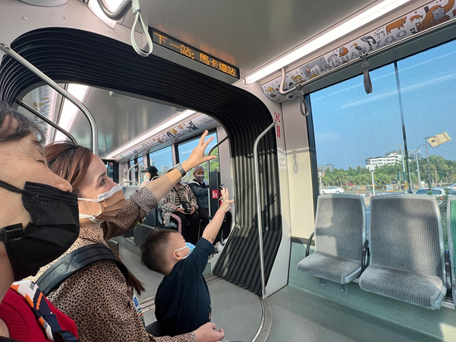 家长向孩子介绍车厢内动物明星，亲子互动分享动物小知识。(摄影/Carter)