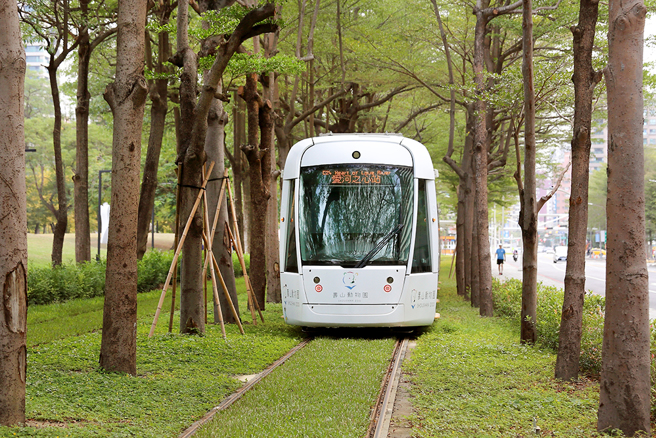 行驶在「龙猫隧道」的彩绘列车，带着游客穿越彷佛吉卜力的童话世界。(摄影/Carter)