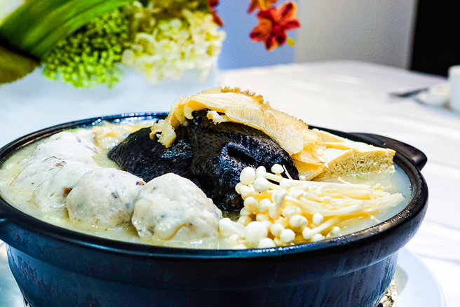 精选乌骨鸡与金华火腿熬煮的汤头超浓郁，满满一锅胶质精华，搭配粒粒饱满的手工鱼翅丸，料好实在。(图片提供/牡丹园 台湾经典料理)