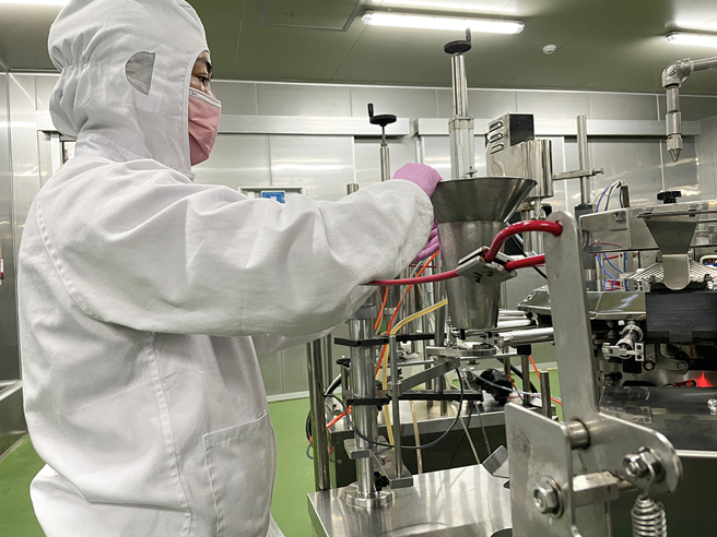 除了经营一级产业养鸡，也投入二级加工生食熟食产品、三级服务销售。(图片提供/元榆牧场)