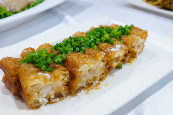 「翠玉百花镶油条」油条内镶有臺南特有的火烧虾浆，咬下时能同时嚐到油条的酥脆与虾浆的Q弹口感，令人无比惊艷。(图片提供/牡丹园 台湾经典料理)