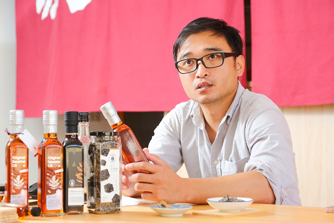 邱禹全传承硬柴软火炒麻制油的手工古法，让老味道持续飘香。(摄影/Carter)