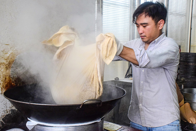 芝麻捻碎后经高温蒸熟，「蒸胚程序」让原料方便塑形。（图片提供/大树麻油行）