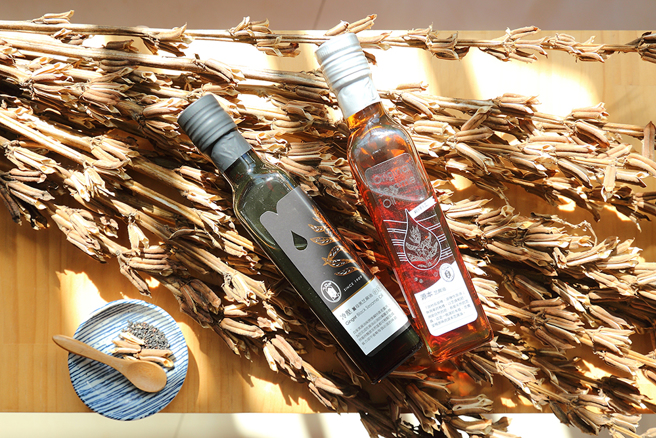 大树麻油行今年与在地小农合作，栽种无毒芝麻推出限量120瓶的「源本芝麻油」，没有传统麻油浓郁风味，却拥有难以言喻的独特甜气。(摄影/Carter)