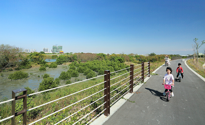 二仁溪堤顶自行车道风光明媚，有多条踩风路线。(摄影/Carter)