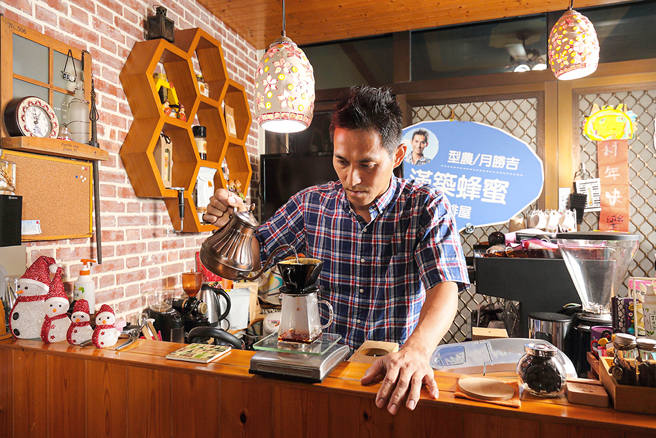 月胜吉对咖啡有着浓厚兴趣，为客人用心手冲蜜咖啡，现场咖啡香四溢。(摄影/Carter)