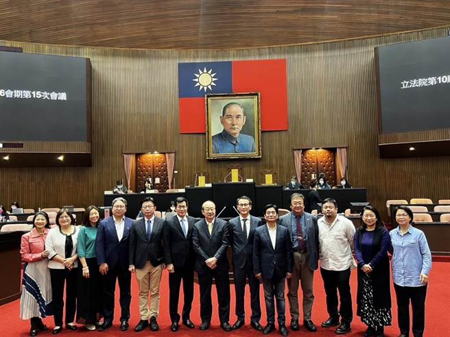 民进党立法院党团13日进行新旧任党团干部交接合影。（摘自洪申翰脸书）