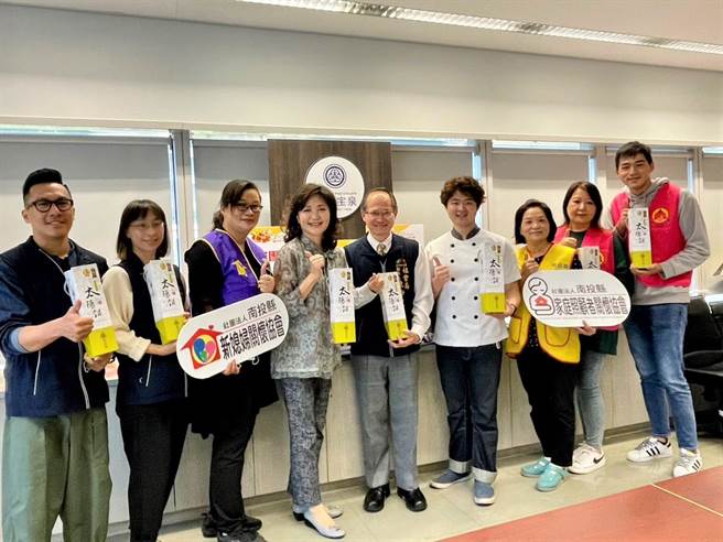 陈允宝泉食品13日捐赠台中市政府社会局5000片太阳饼，由社会局副局长陈坤皇代表接受。（台中市政府提供／张亦惠台中传真）