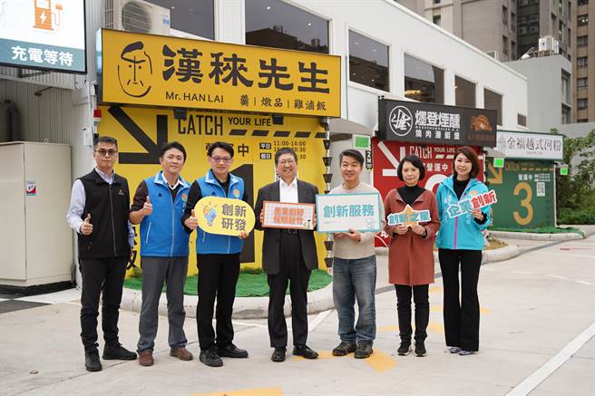 地方产业创新研发推动计画（地方型SBIR）在新竹县推动卓然有成，县长杨文科（中）关心厂商研发需求及成果，走访走访亮点企业之一新快取股份有限公司。（新竹县府提供／邱立雅竹县传真）