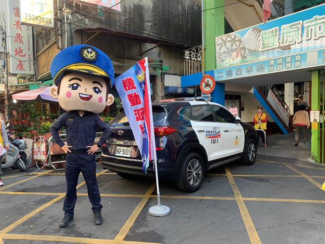 豐原派出所員警13日化身喜氣財神爺及警察大頭娃娃，踩街遊行至第一市場進行宣導。（警方提供）