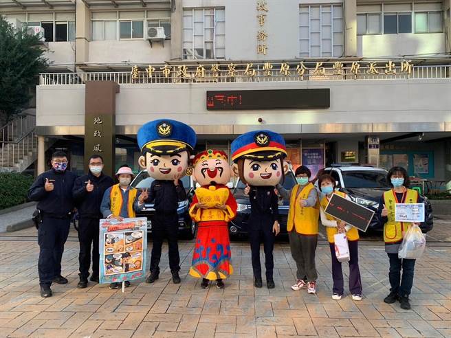 豐原派出所員警13日化身喜氣財神爺及警察大頭娃娃，踩街遊行至第一市場進行宣導。（警方提供）