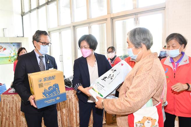 彰化县政府为关怀及照顾弱势民眾，13日办理『寒冬送爱 你我”兔”gether』春节慰问系列活动，约有50个企业与民间单位捐赠将近700万元善款及民生物资。（吴敏菁摄）