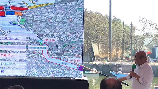 渔业署官员在说明清淤业务时，在简报上将「芳都桥」打成「芳督桥」，苏贞昌当场严词纠正，官员吓得立正站好、聆听长官教诲。（谢佳潾摄）