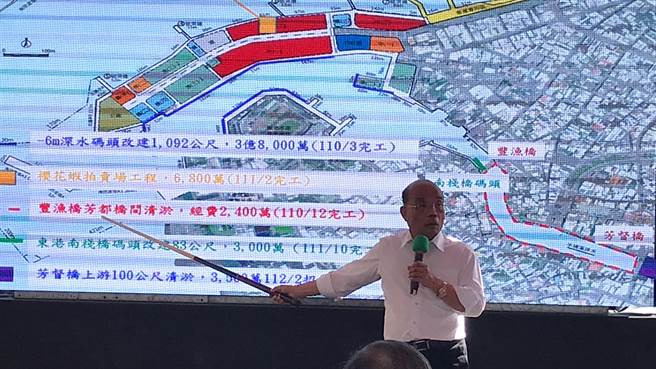 渔业署官员在说明清淤业务时，在简报上将「芳都桥」打成「芳督桥」，苏贞昌当场严词纠正，官员吓得立正站好、聆听长官教诲。（谢佳潾摄）